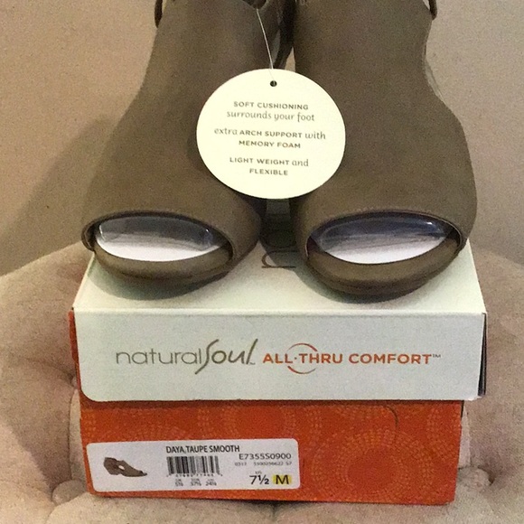 Naturalizer NWT Taupe Daya Sandals 7.5M - Picture 3 of 3